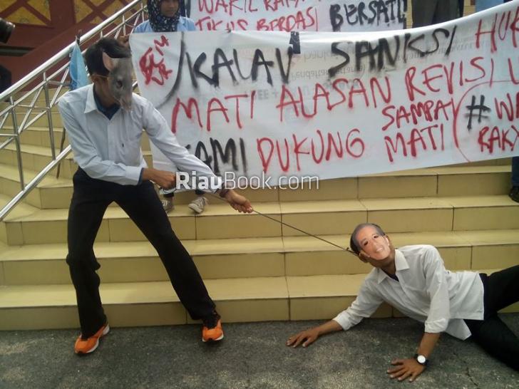 Cukup Proposal Atau Skripsi Direvisi, Kalau UU KPK Awas!, Inilah Foto-foto Aksi BEM Riau