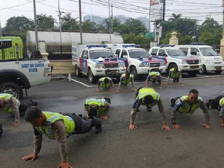 TMC Polda Metro Jaya Berkicau, Polisi Dihukum Push Up