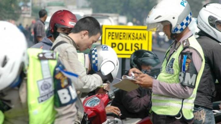 Nasib-nasib! Dunia Nyata dan Maya, Polisi Babak Belur