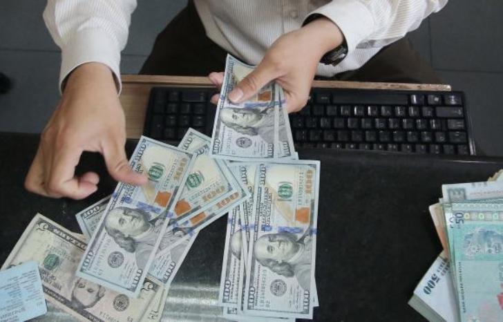 Rupiah Kembali Melemah ke 13.738 per Dolar AS