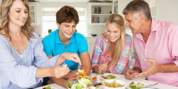 Resiko Kebanyakan Makan saat Liburan Natal