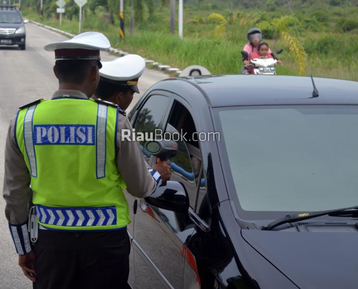 Gunakan Speed Gun, Satlantas Polres Dumai Tindak Pelanggar Kecepatan