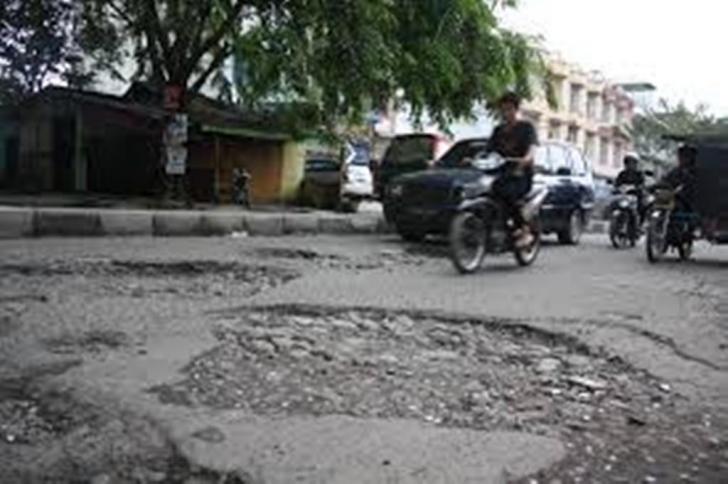 Hati-hati! Jalan Lintas Ujungbatu Penuh Lubang Berbahaya