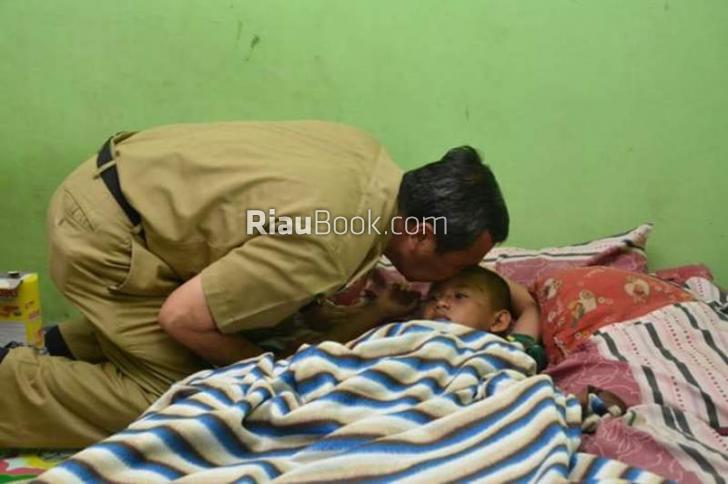 Bupati Syamsuar Terharu Saat Menjenguk Lutfi Hakim, Anak Korban Laka Maut di Siak