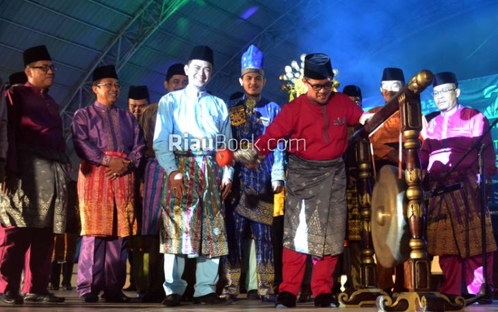Kembang Api & Lampion Hiasai Langit Usai Walikota Dumai Memukul Gong