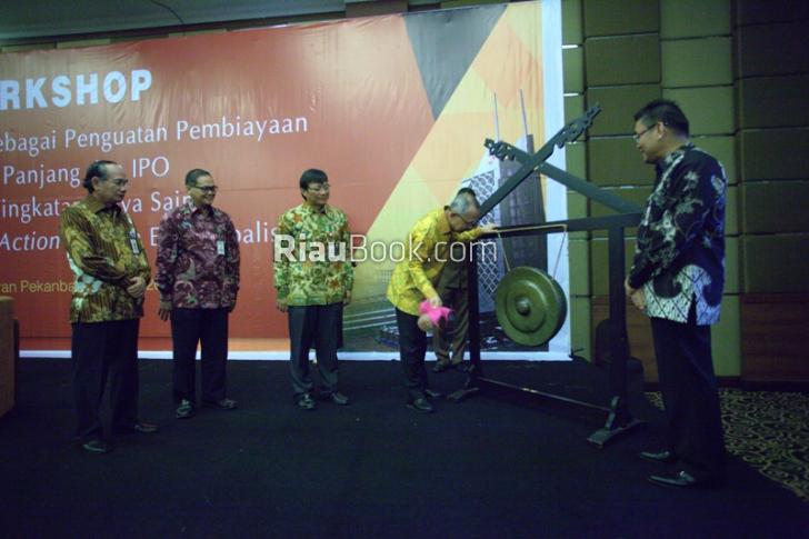 Sudah Saatnya BUMD di Riau Tak Netek APBD, Gubernur Apresiasi Bank Riau Kepri