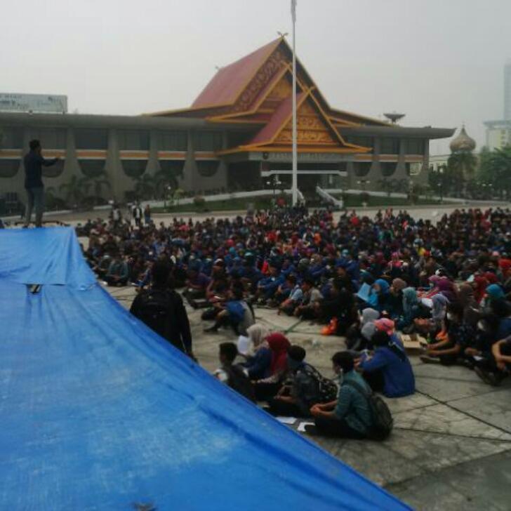 Ribuan Mahasiswa dan Dosen Duduki Kantor Gubernur Riau