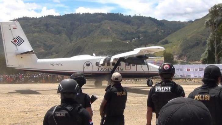 Pesawat Trigana Rombongan Kapolda Papua Ditembak di Sinak