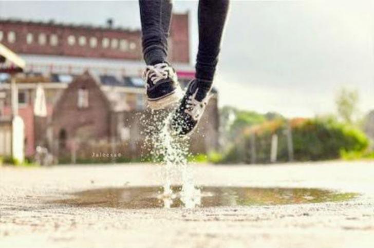 Cara Cepat Mengeringkan Sepatu yang Basah