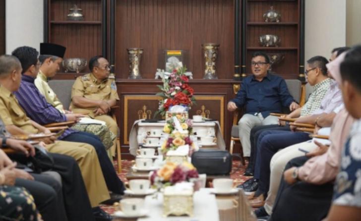 Penjabat Gubri Bahas Masa Depan Perkebunan Sawit di Riau