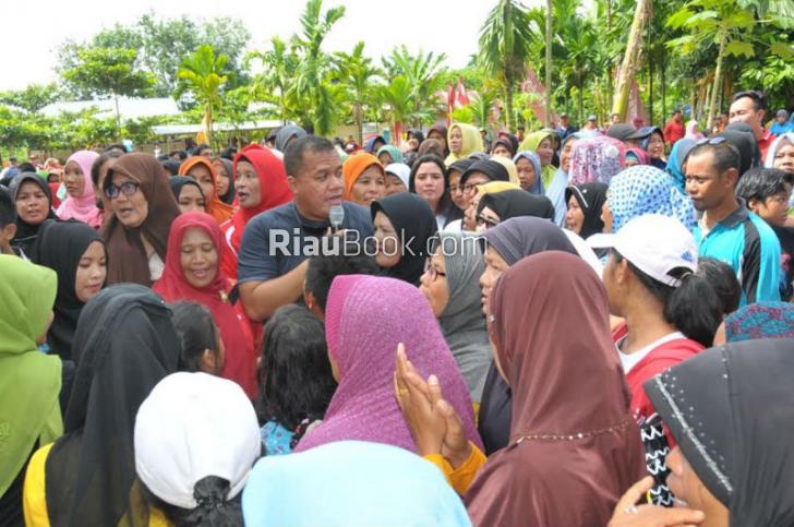 Hadiri Senam Massal di Kampung Seberang, Yopi Rela Seberangi Sungai