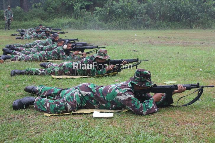 TNI Roesmin Nurjadin Latihan Menembak Gunakan Peluru Tajam