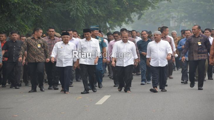 Politisi PDIP: Jokowi Ibarat Berjalan Bersama Perampok, Berenang Bersama Hiu
