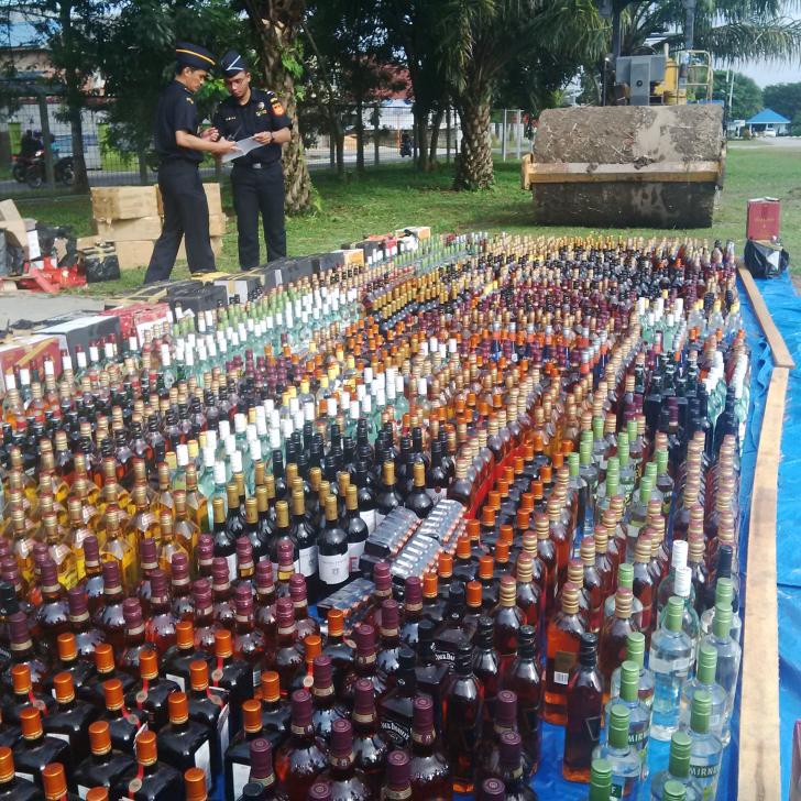 Bea Cukai Riau-Sumbar Musnahkan Ribuan Botol Miras dan Rokok Ilegal