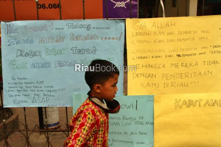 Keluarga Korban Asap Menangis Saat Terima Bantuan Mensos Kofifah