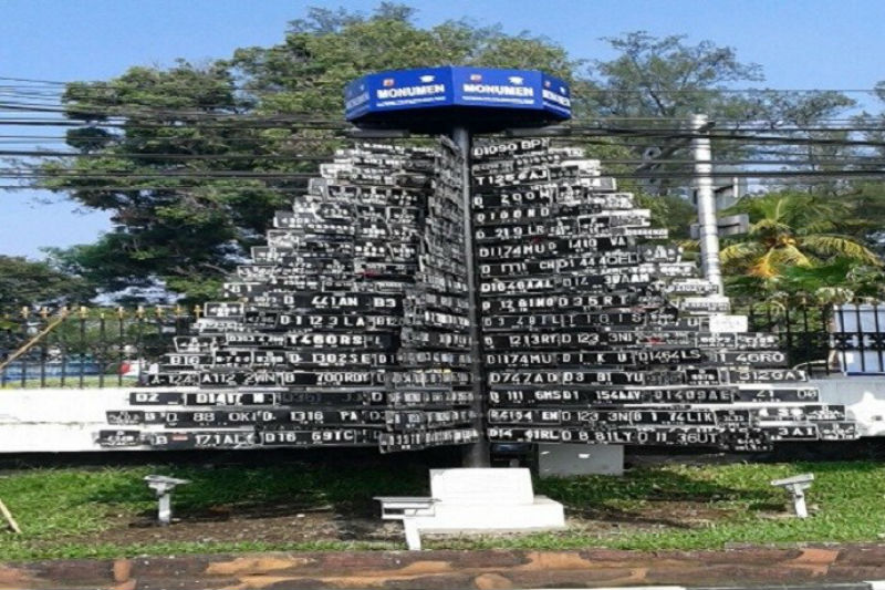 Ada Pohon Plat Nomor dan Menara Knalpot di Halaman Mapolrestabes Bandung