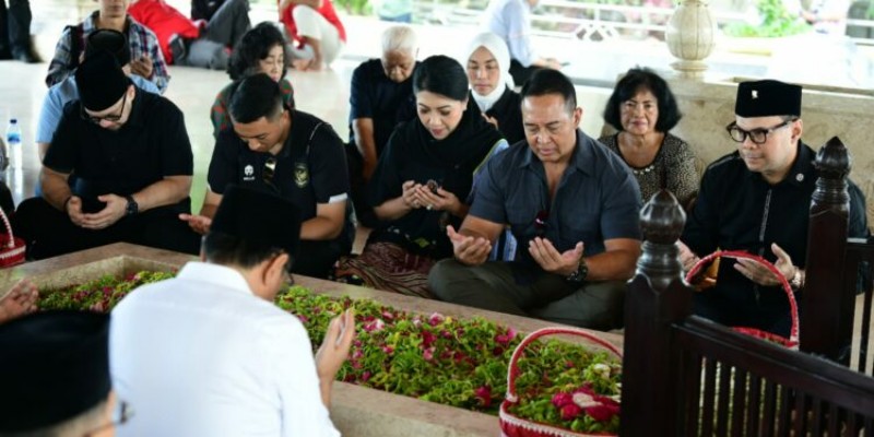 Andika Perkasa & Keluarga Ziarah Makam Presiden Soekarno di Jatim