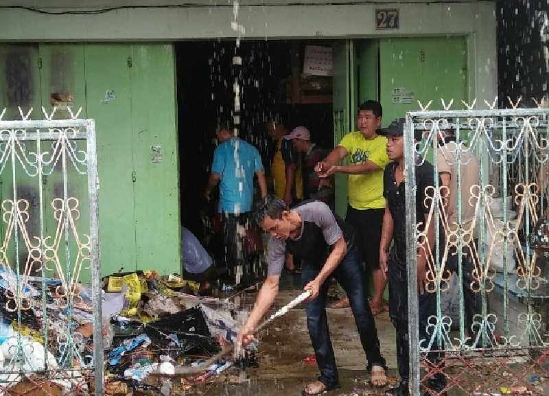 Asap Mengepul, Barang Pecah Belah Toko Akun di Selatpanjang Terbakar