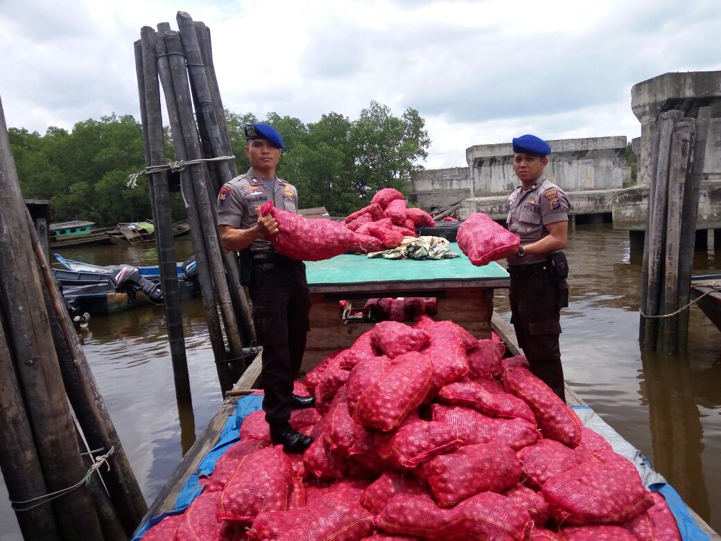 Awak Kapal Terjun Keperairan, Satpolair Polres Dumai Amankan Bawang Merah