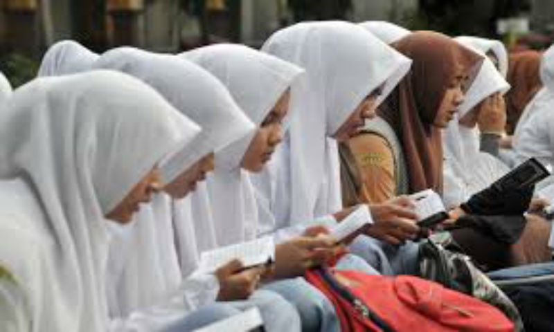 Ayat Cahyadi Kagumi Pertunjukan Bahasa Ingris dan Khatam Quran
