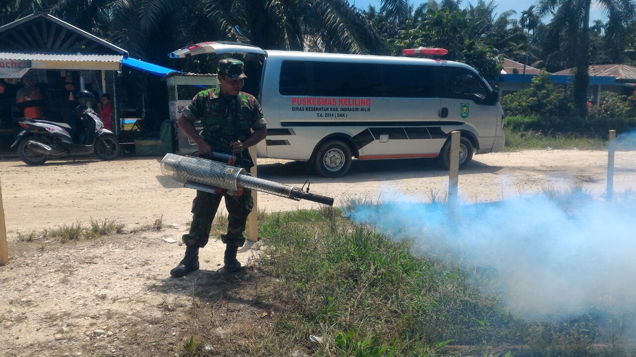 Babinsa Danau Pulau Indah Inhil Bekerjasama Postu Puskesmas Kempas Lakukan Hal Ini Guna Cegah DBD