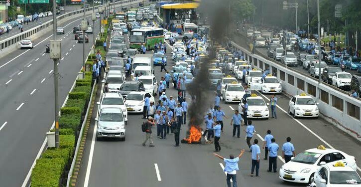 Bakar Ban Di Semanggi, Tol Dalam Kota Tersumbat