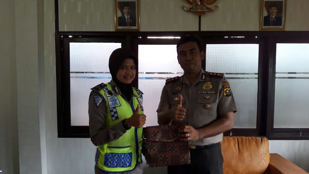 Berhasil Menjadi LO Untuk Negara Argentina, Polantas Cantik di Inhil Dapat Penghargaan dari Kapolres
