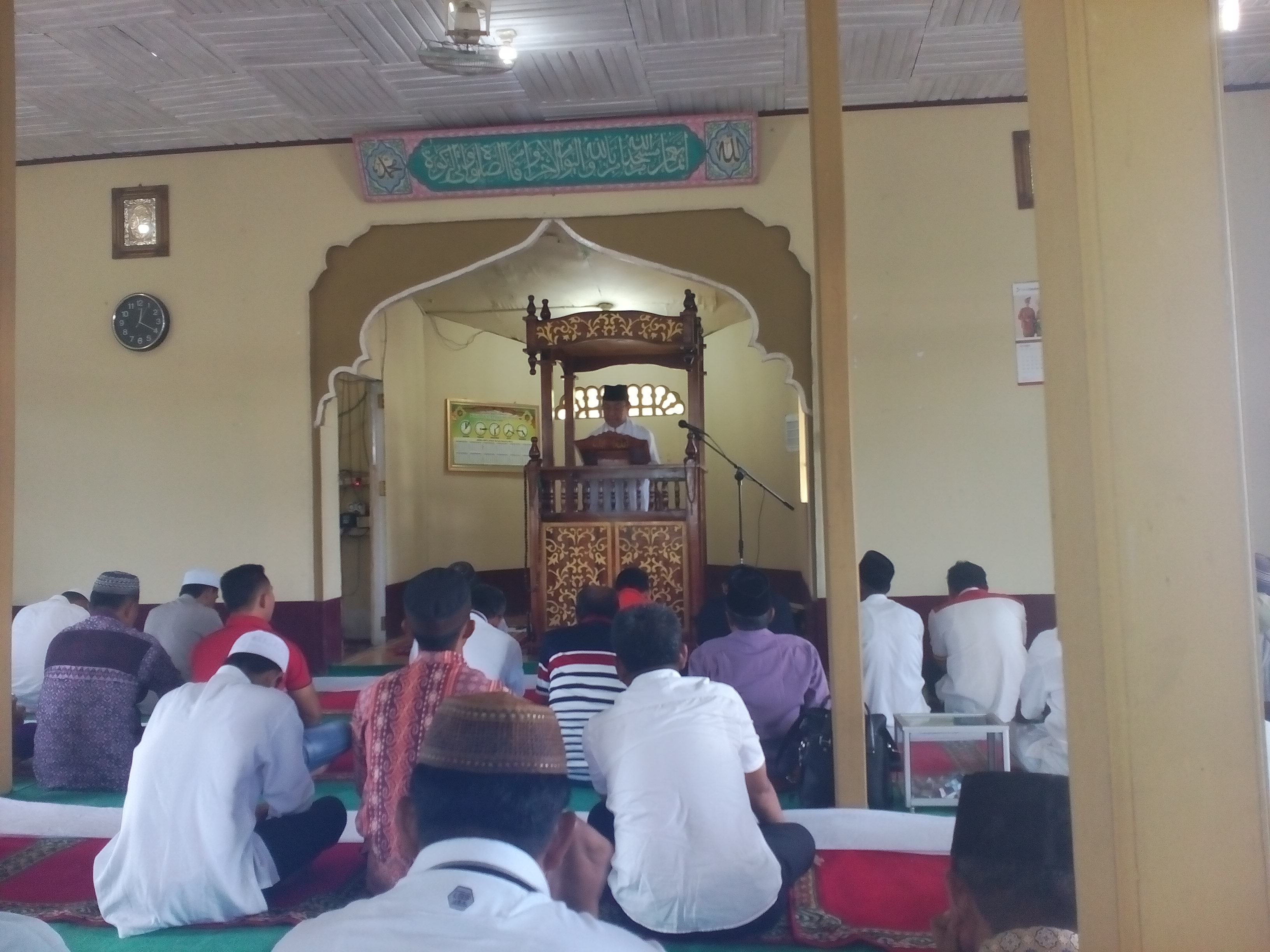 Berkunjung di Desa Pulau Cawan, Bupati Inhil Dinobatkan Jadi Imam Sholat Jumat