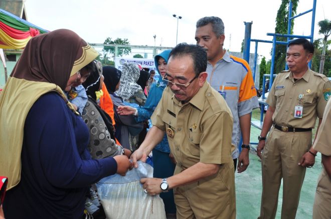 Bupati Herliyan Bagikan 1.000 Paket Sembako Gratis