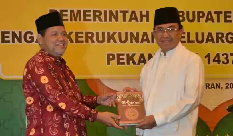 Bupati Inhil Peroleh Bantuan 350 Al-Quran dari KKIH Pekanbaru