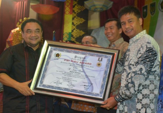 Bupati Kampar Terima PWI Award 2015
