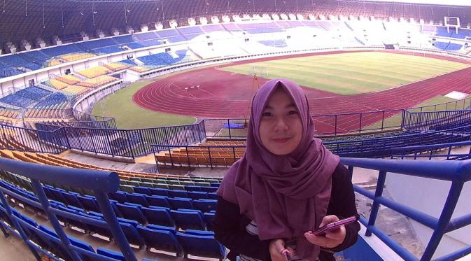 Cara Bobotoh Cantik Meluapkan Kecintaanya untuk Persib