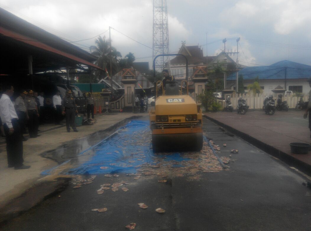 Ciptakan Suasana Aman Jalani  Ramadhan, Ratusan Miras Dimusnahkan Polres Inhil