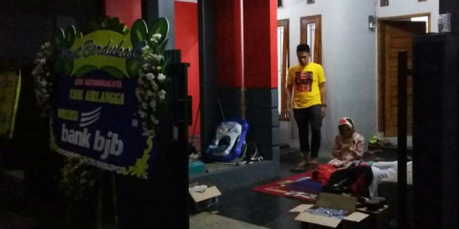 Dapat Kabar Buruk, Istri Korban Carstensz Sempat Jatuh Pingsan