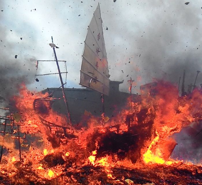Detik-detik Tiang Kapal Tongkang Jatuh Mengarah Kelaut