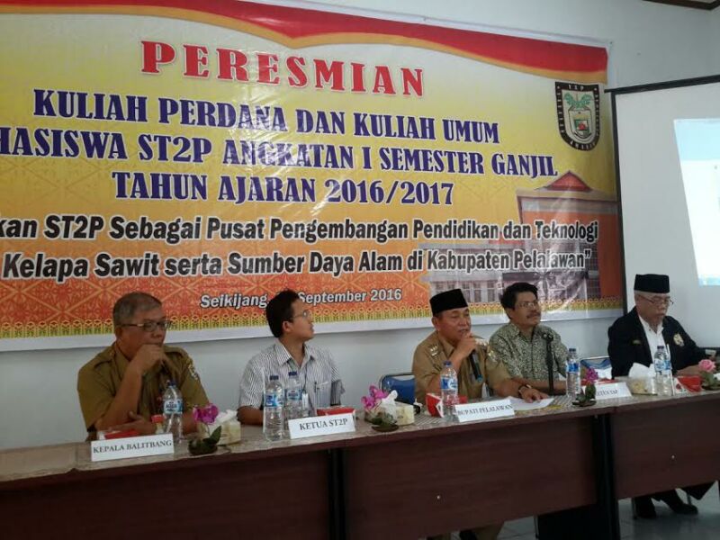 Dihadapan 37 Mahasiswa HM Harris Beri Kuliah Umum Perdana ST2P Kabupaten Pelalawan