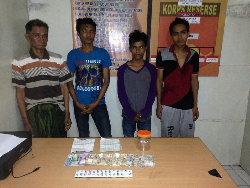 Empat Warga Kampar Digrebek Polisi Tengah Bermain Judi Domino, Satu Diantaranya Pria Lansia
