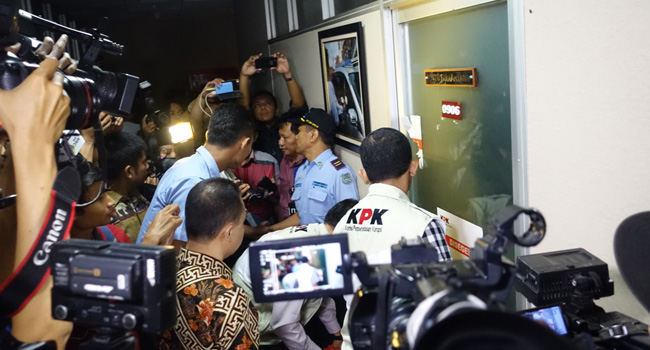 Enam Penyidik KPK 'Obrak-abrik' Ruang Kerja Putu Sudiartana