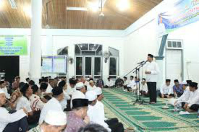 Firdaus Berikan Buku Panduan Agama dan Uang Tunai