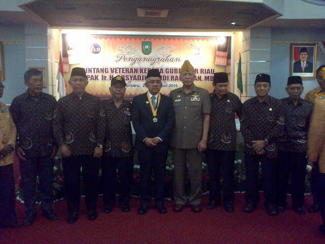 Gubri Terima Bintang Legiun Veteran dari LVRI