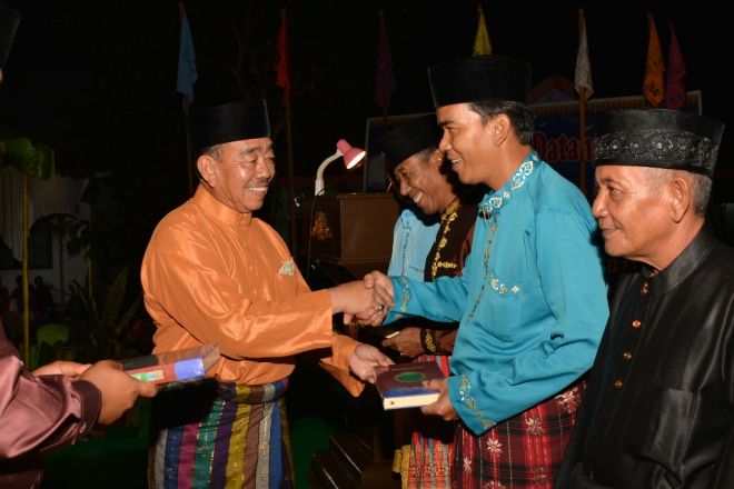 Herliyan Serahkan Bantuan 1.000 Al-Qur'an
