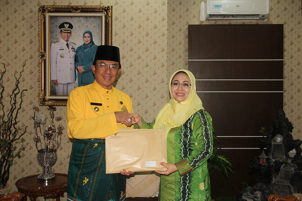 Ini Dia Sosok yang Membawakan Surat Sistem Resi Gudang (SRG) ke Inhil