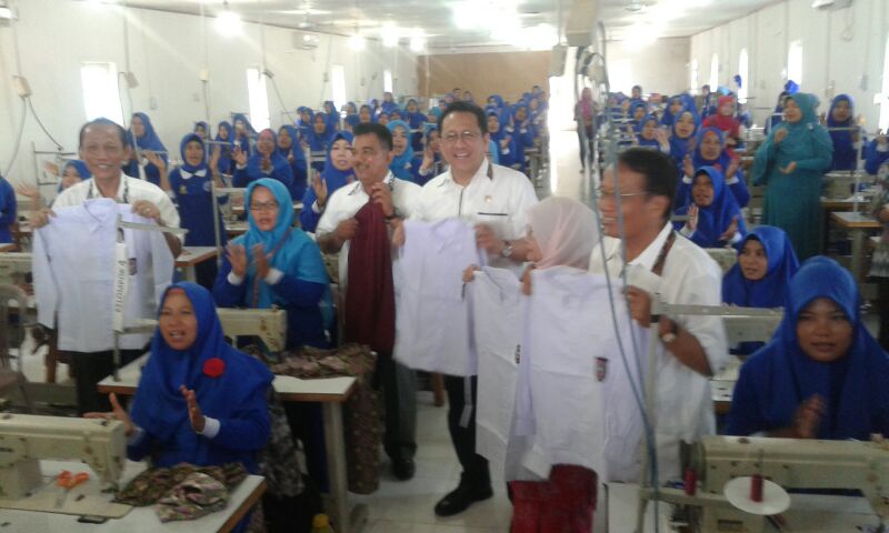 Irman Gusman Pakai Baju Koko Khas Kampar, Katanya Produksi Lokal Tak Kalah dengan Amerika