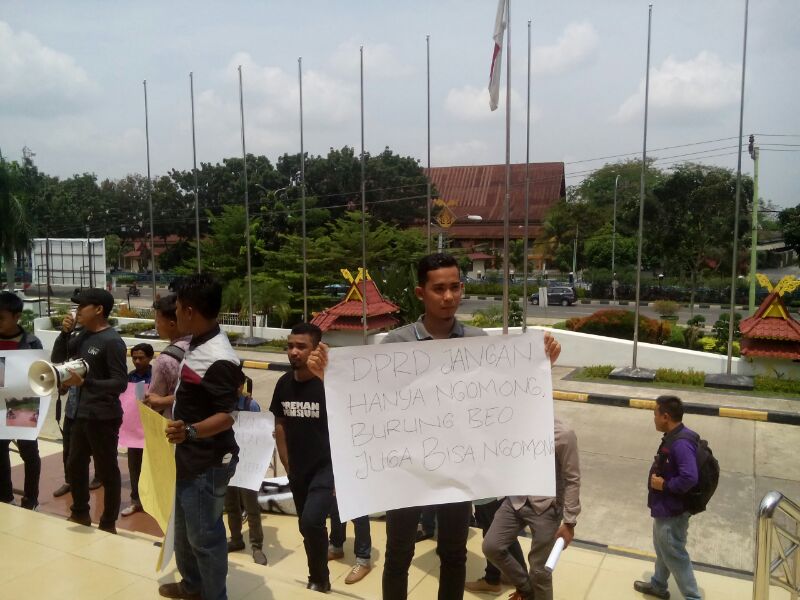 Jalan Lintas Bono Terbengkalai, Mahasiswa Pelalawan Gugat DPRD Riau, Begini Aksinya