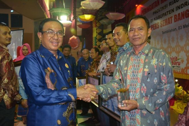 Kabag Humas Kampar Terima Penghargaan Sahabat Pers Riau