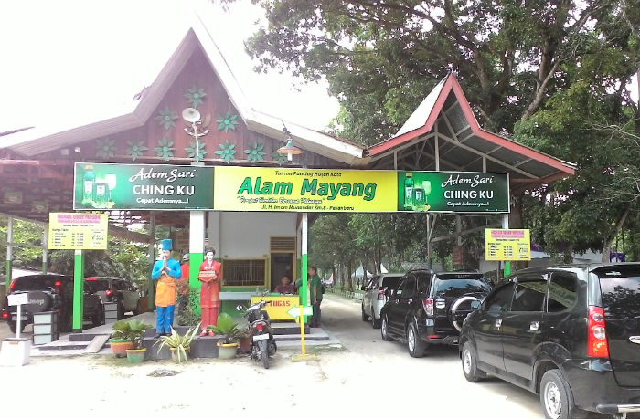 Kendaraan Antre di Pintu Masuk Wisata Alam Mayang Pekanbaru