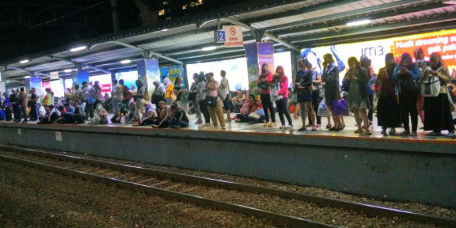 Kereta menuju Manggarai Anjlok, Penumpang Pilih Naik Angkutan Umum