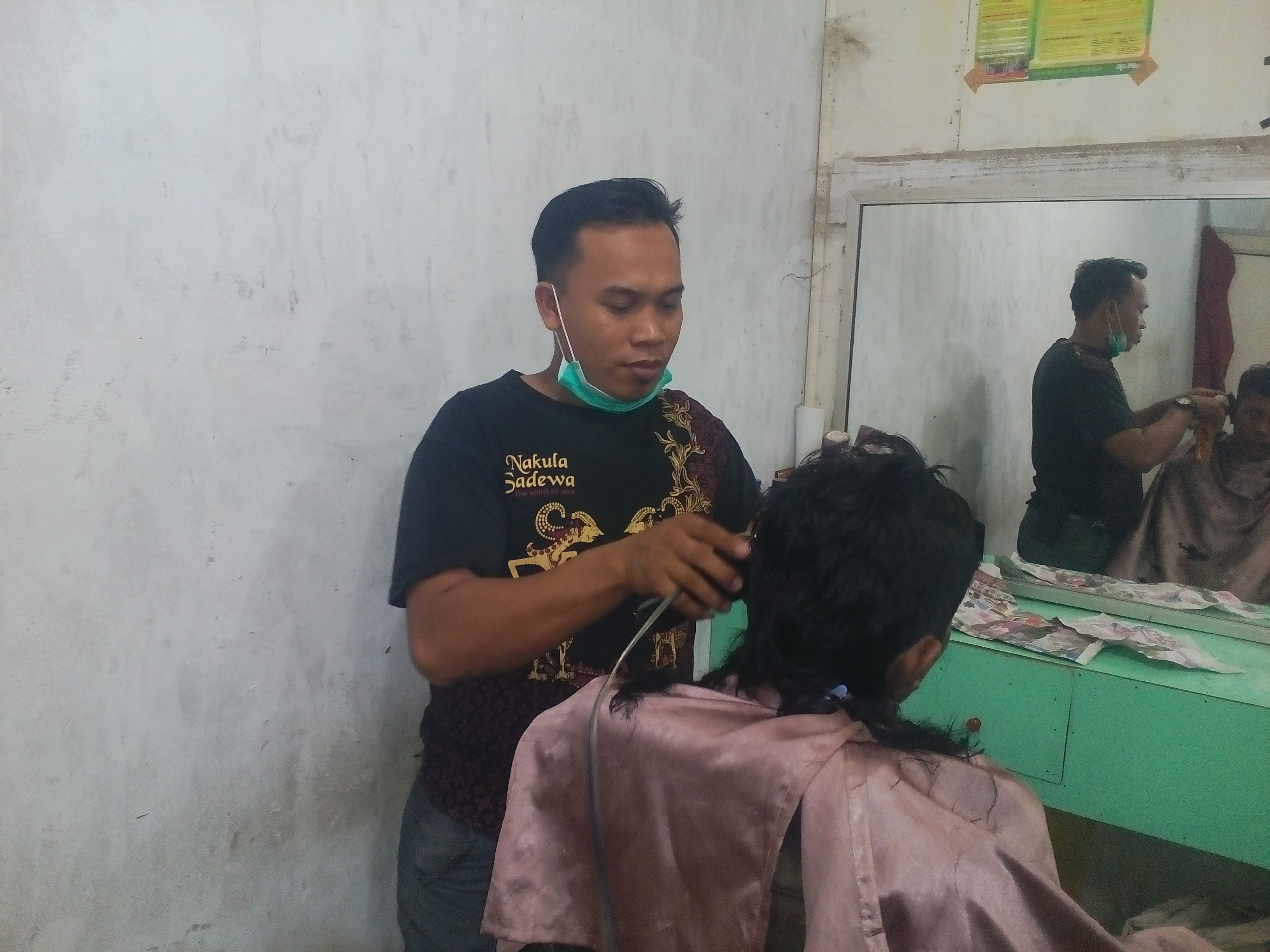 Mahasiswa Unisi di Inhil ini Sukses Menjalankan Usaha Pangkasnya dengan Penghasilan Rp 300.000