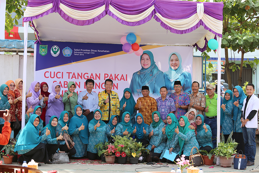 Memperingati Hari Cuci Tangan Pakai Sabun Se-Dunia, Pemkab Inhil Serahkan Akta Kelahiran Secara Gratis