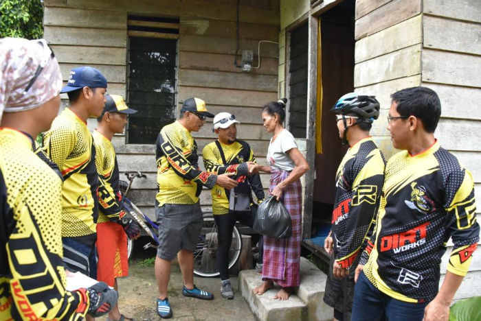 Mengayuh Sepeda Dari Rumah Ke Rumah Bagikan Sembako Gratis